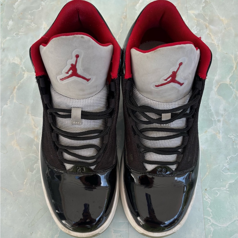 JORDAN Max Aura 2 ‘Black Cement’